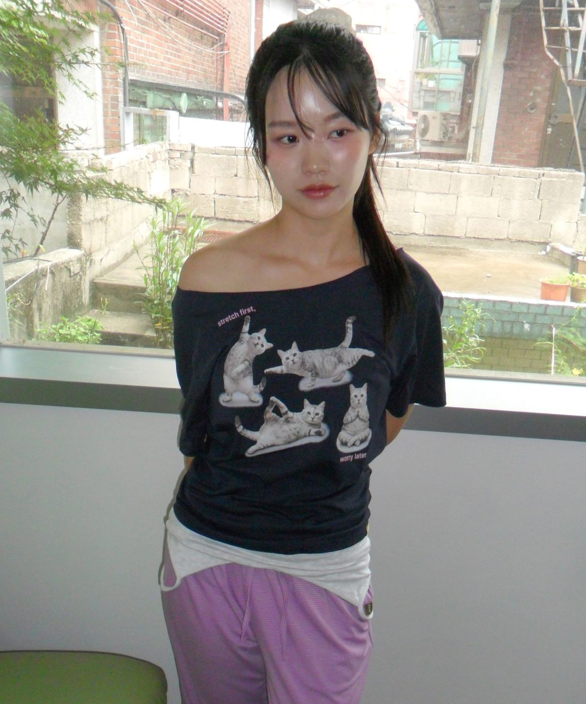 포에브(POEV) Stretching Cat Off Shoulder T-Shirt [4 Color]