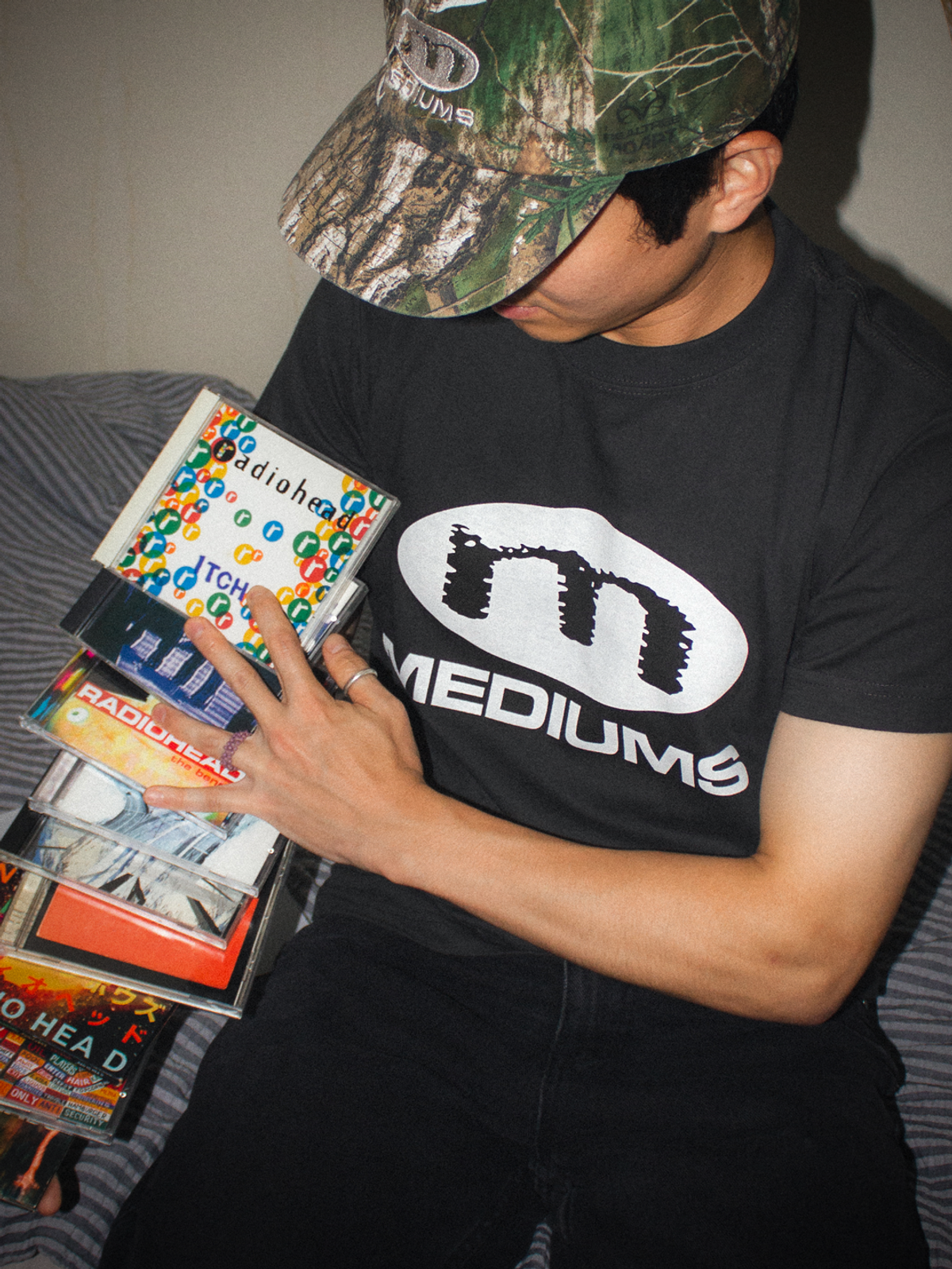 미디엄스(MEDIUMS) Tour Logo Tee - Washed Black (투어 로고 티 - 워시드 블랙)