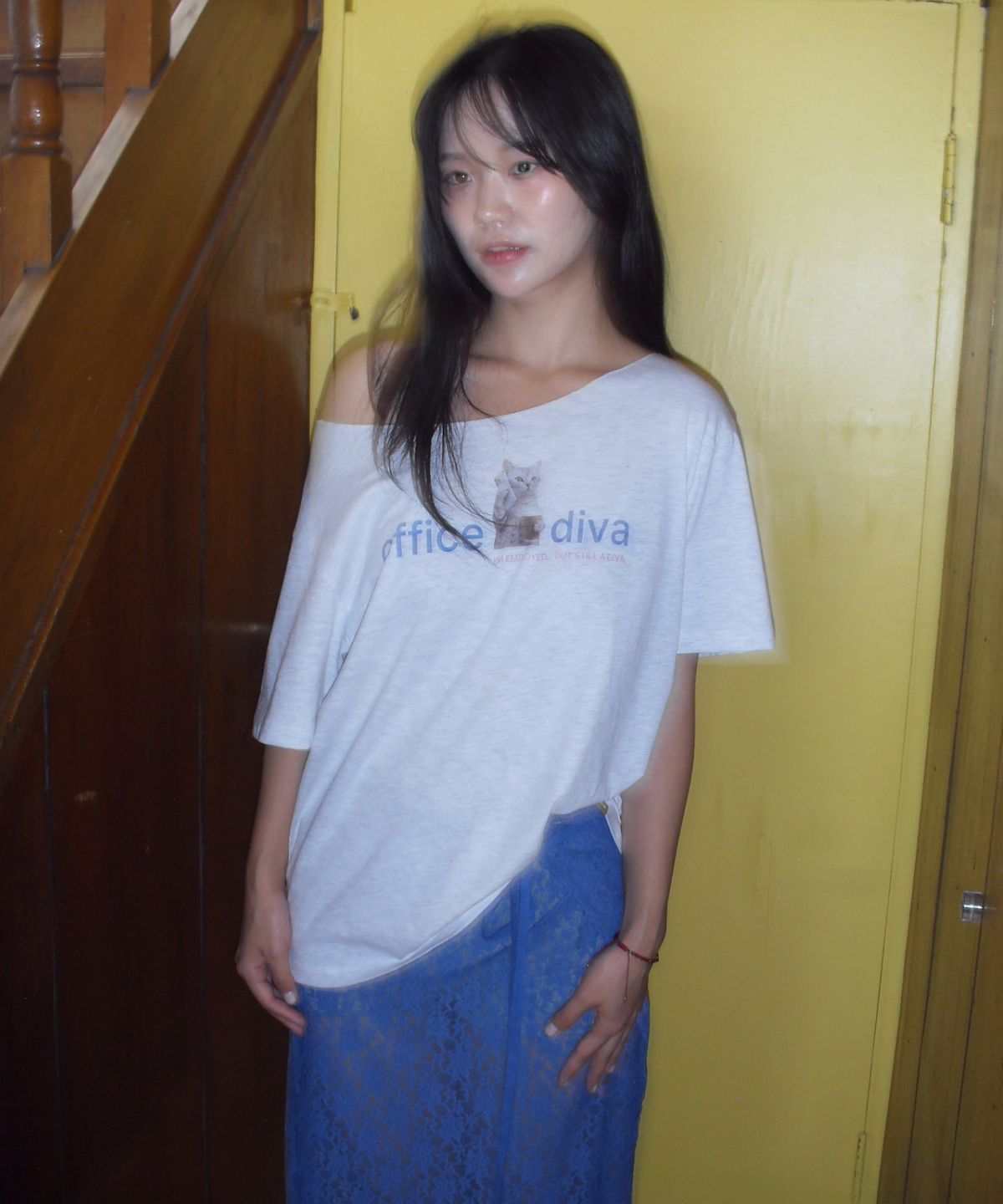 포에브(POEV) Office Diva Cat Off Shoulder T-Shirt [2 Color]