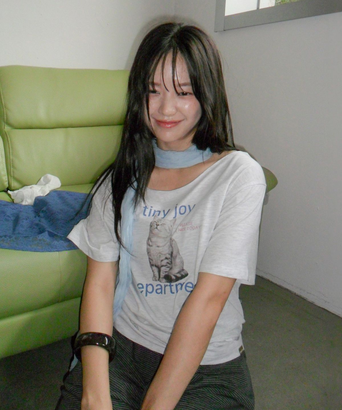 포에브(POEV) Joy Cat Off Shoulder T-Shirt [2 Color]