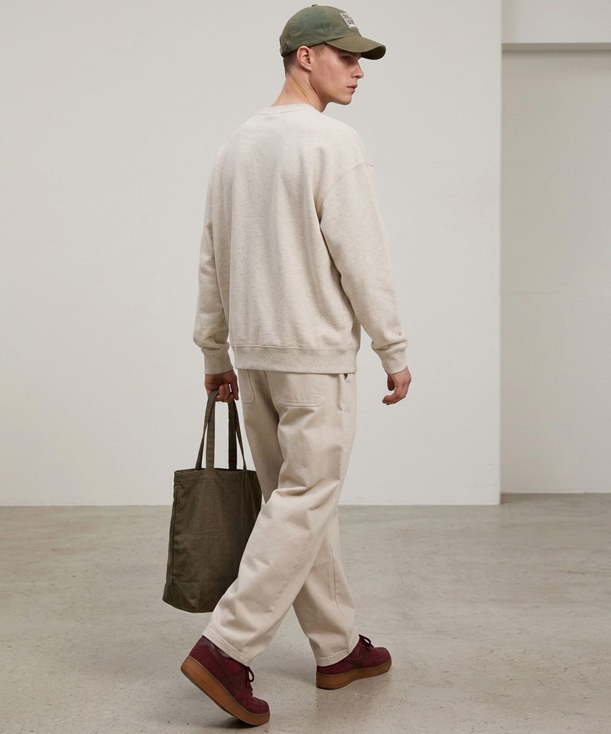 엠블룩(AMBLELOOK) 레귤러 스웨트셔츠 무지 (3color)