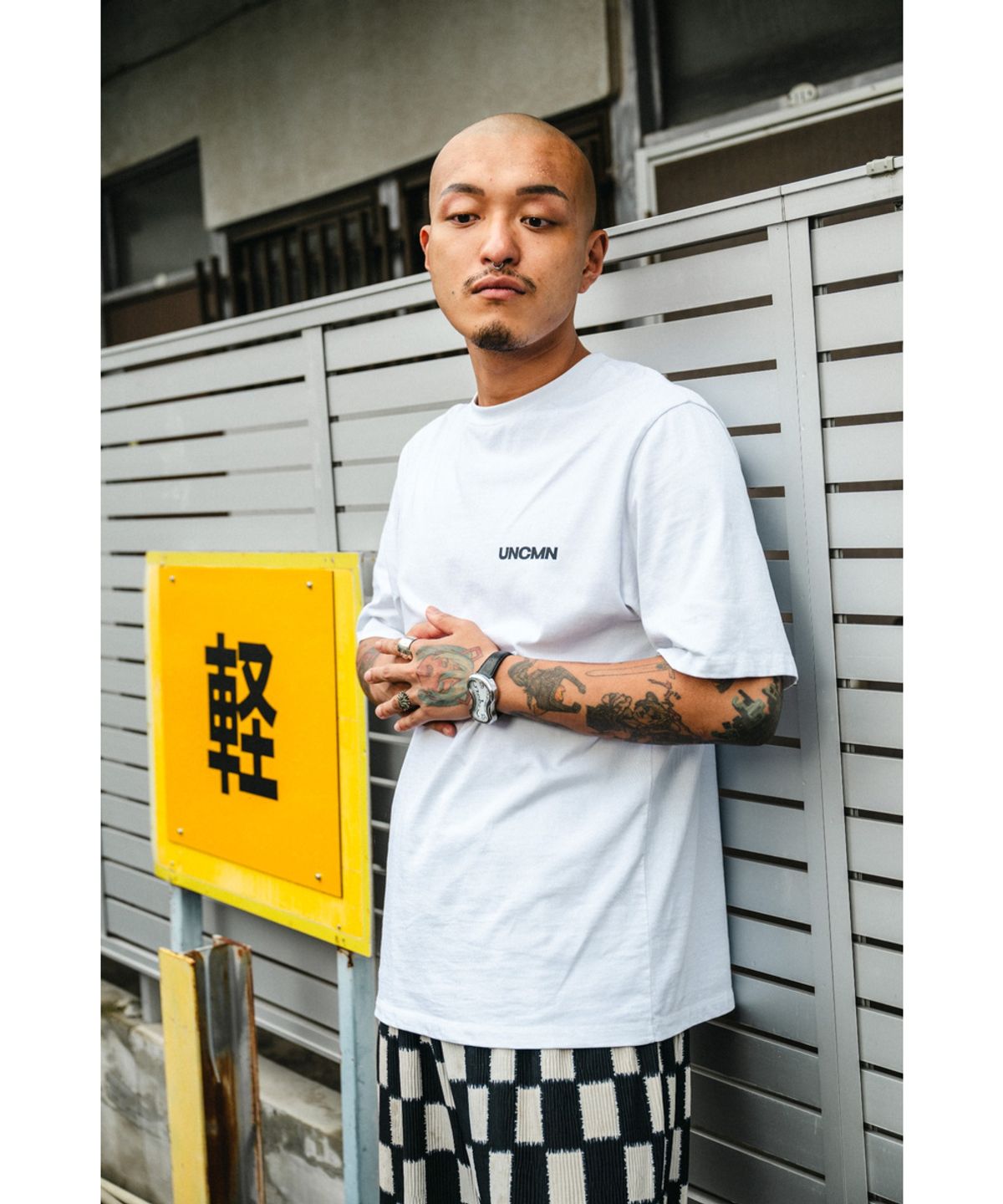 언커먼(UNCMN) LOGO T-SHIRT BLACK