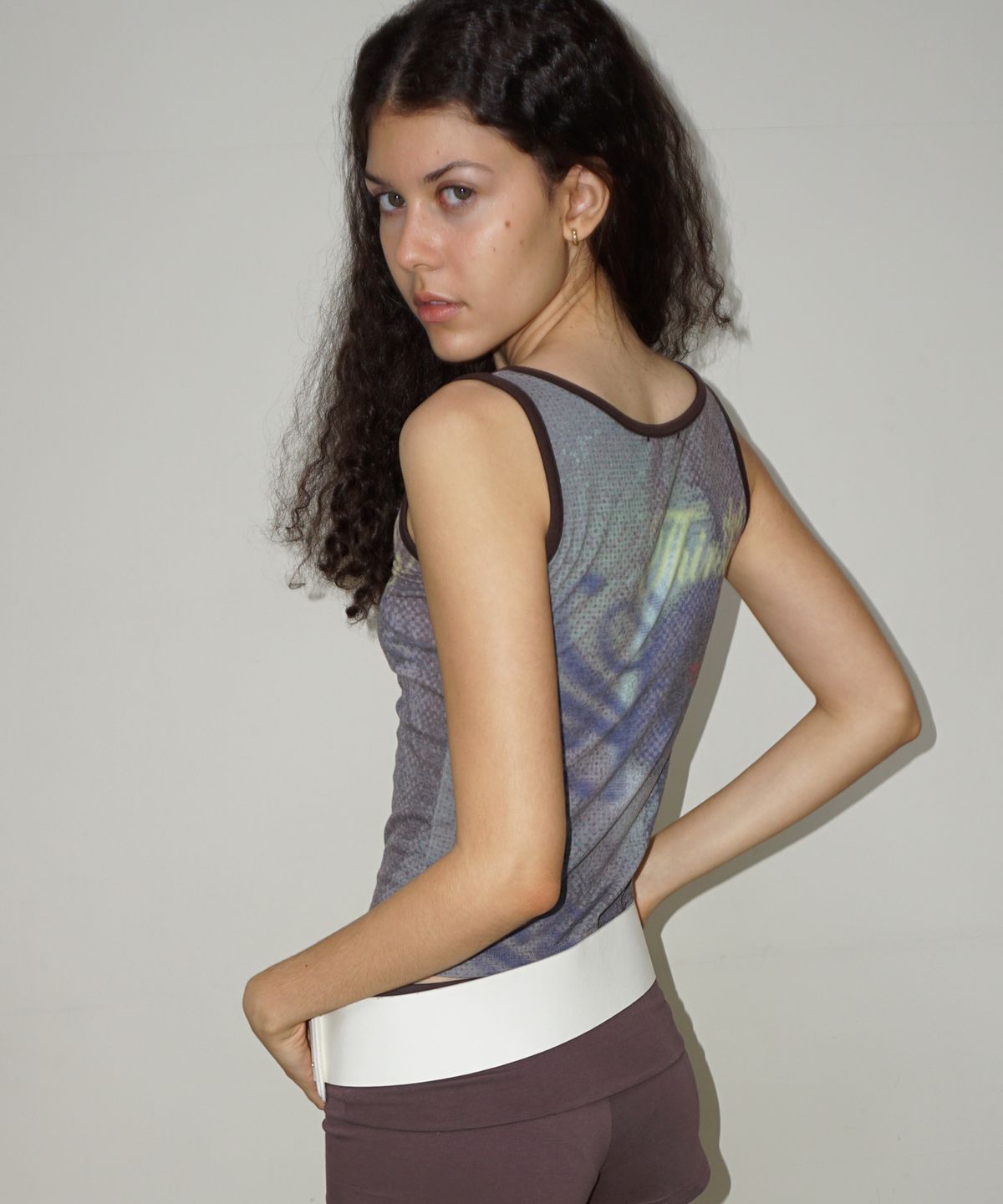 떨스티클럽(THIRSTYCLUB) Photo printed sleeveless - Brown