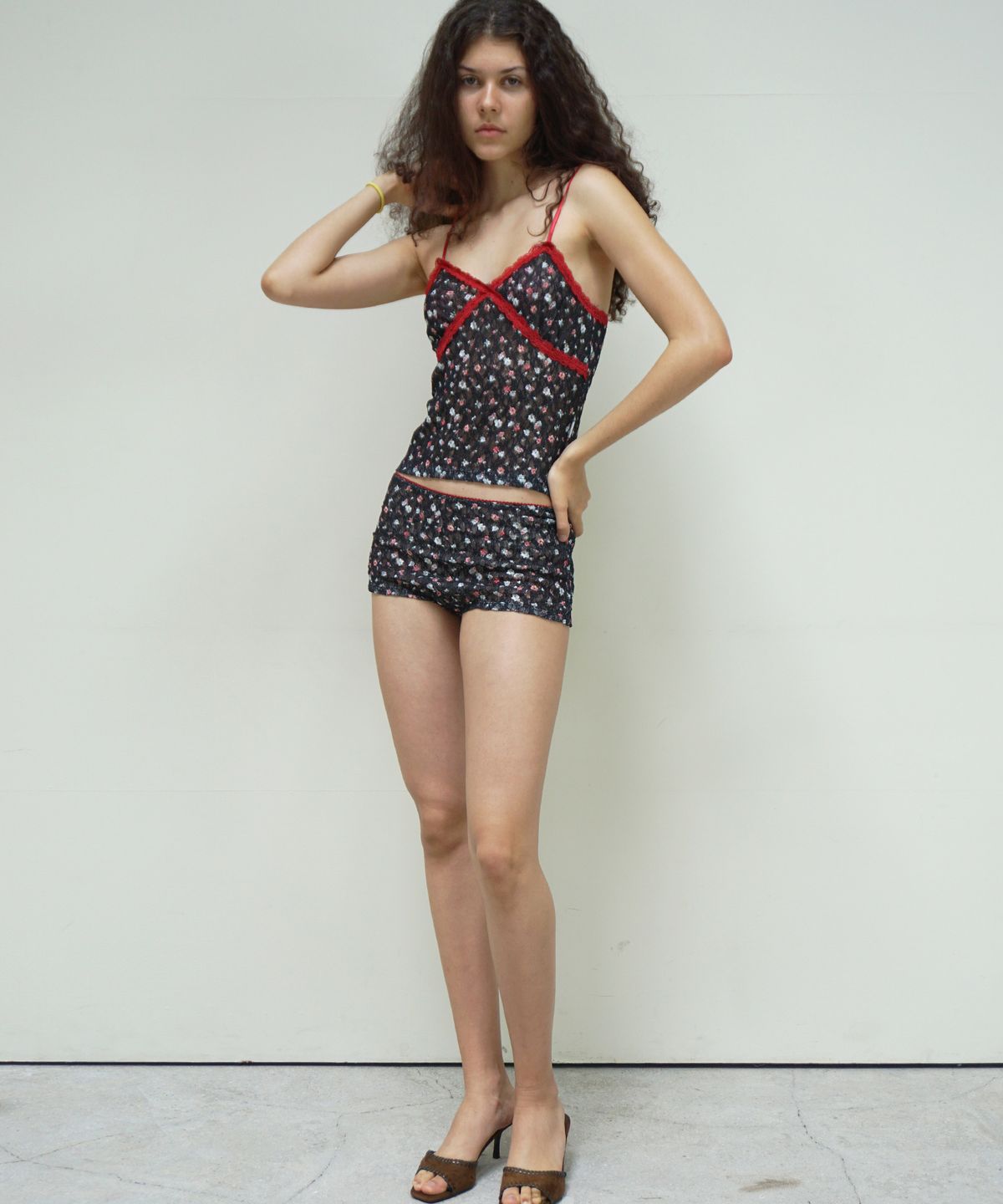 떨스티클럽(THIRSTYCLUB) Floral lace camisole sleeveless - Black