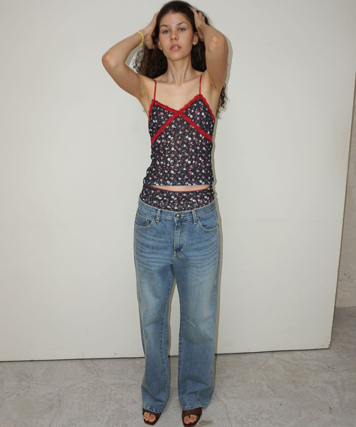 떨스티클럽(THIRSTYCLUB) Floral lace camisole sleeveless - Black