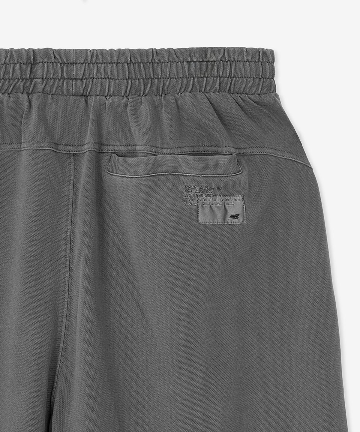 뉴발란스(NEW BALANCE) NBNVG31843 / UNI ESCAPE 8부 다잉 버뮤다 스웻쇼츠 (CHARCOAL)