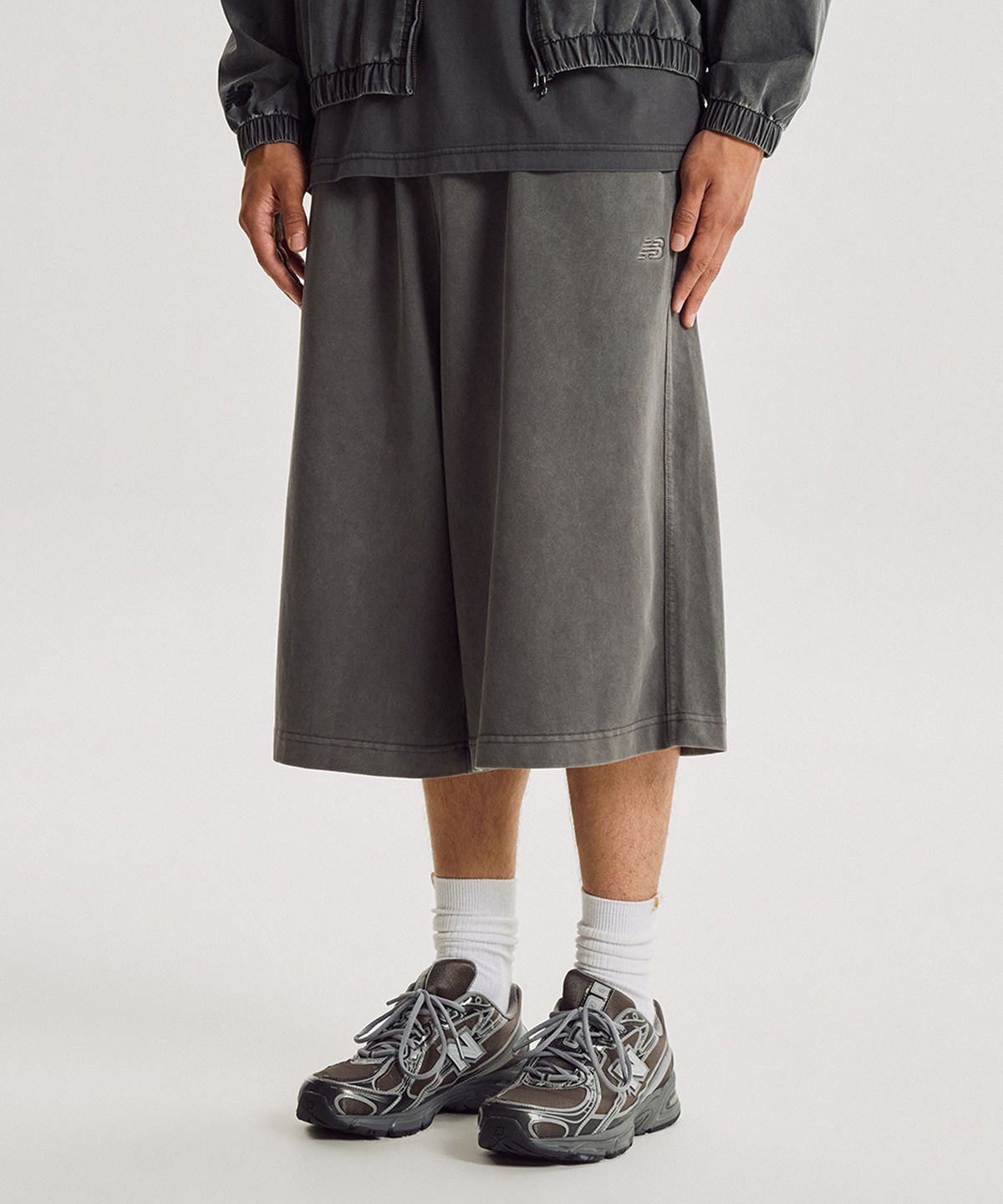 뉴발란스(NEW BALANCE) NBNVG31843 / UNI ESCAPE 8부 다잉 버뮤다 스웻쇼츠 (CHARCOAL)