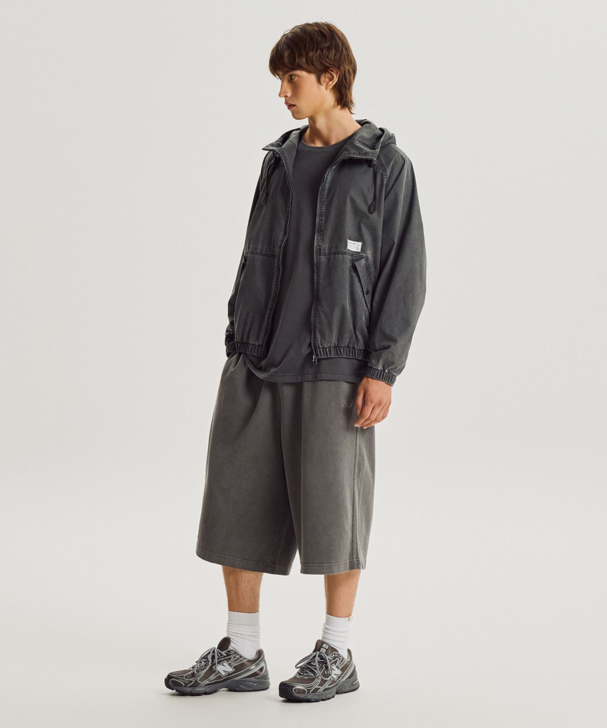 뉴발란스(NEW BALANCE) NBNVG31843 / UNI ESCAPE 8부 다잉 버뮤다 스웻쇼츠 (CHARCOAL)