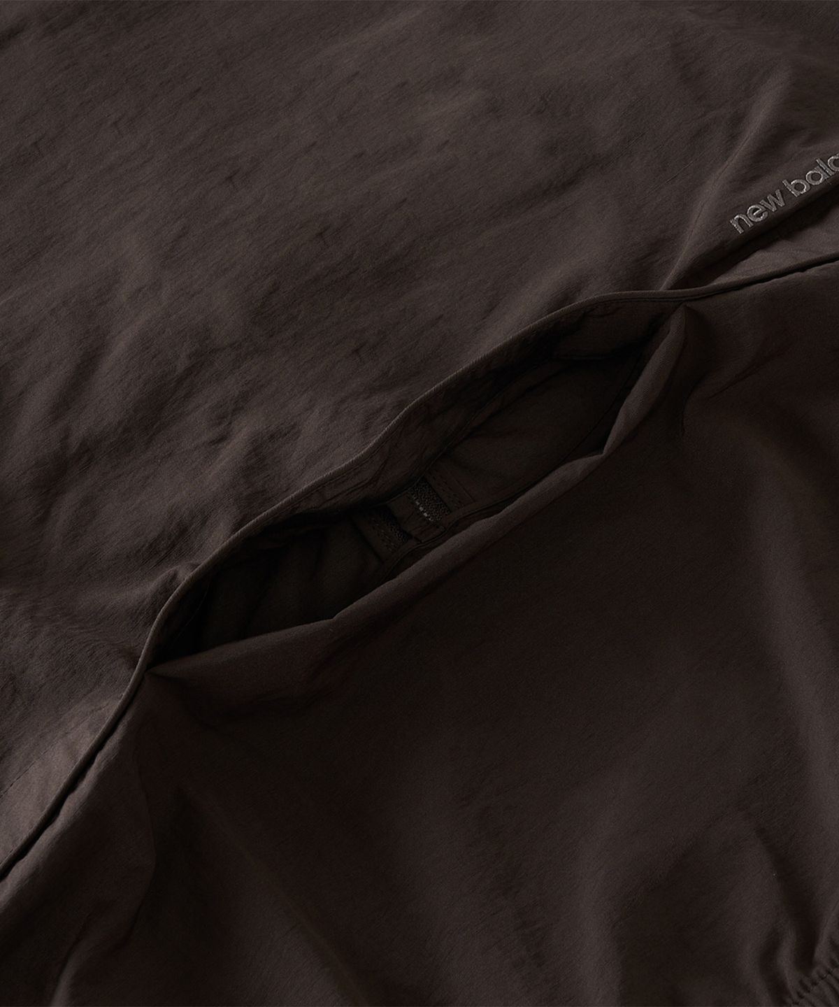 뉴발란스(NEW BALANCE) NBNAG31803 / UNI 에센셜 헤리티지 스탠드넥 웜업자켓 (BROWN)