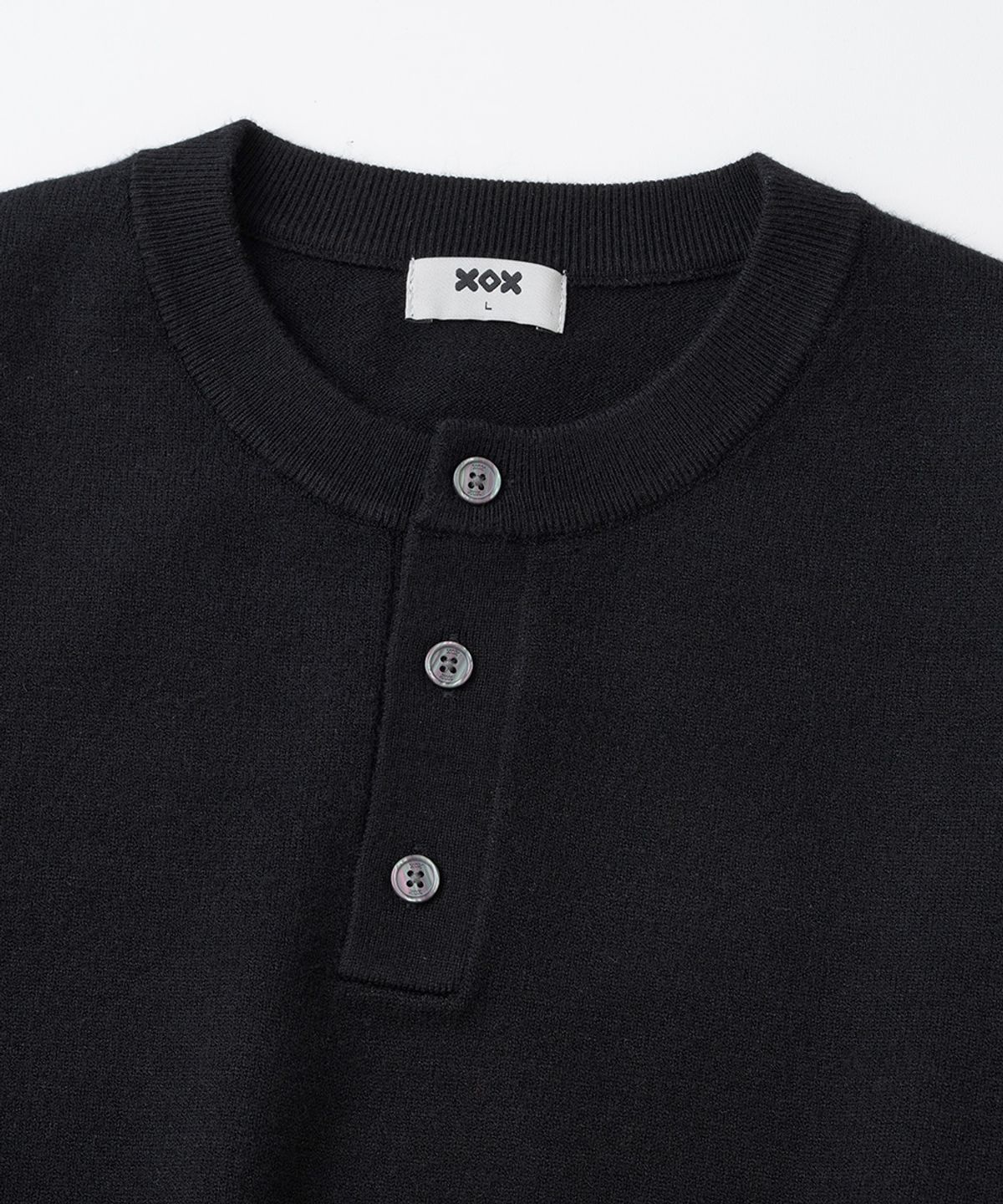 엑스오엑스(XOX) 에센셜 헨리넥 크롭 니트[BLACK]