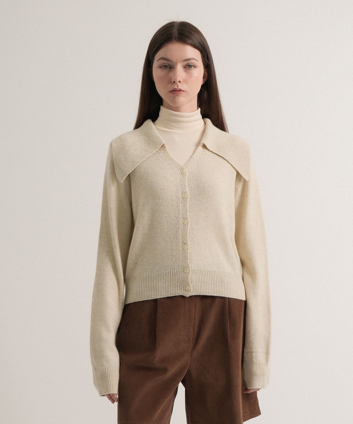 블레티(VLETI) Wool Calla V-neck Knit Cardigan (Cream)