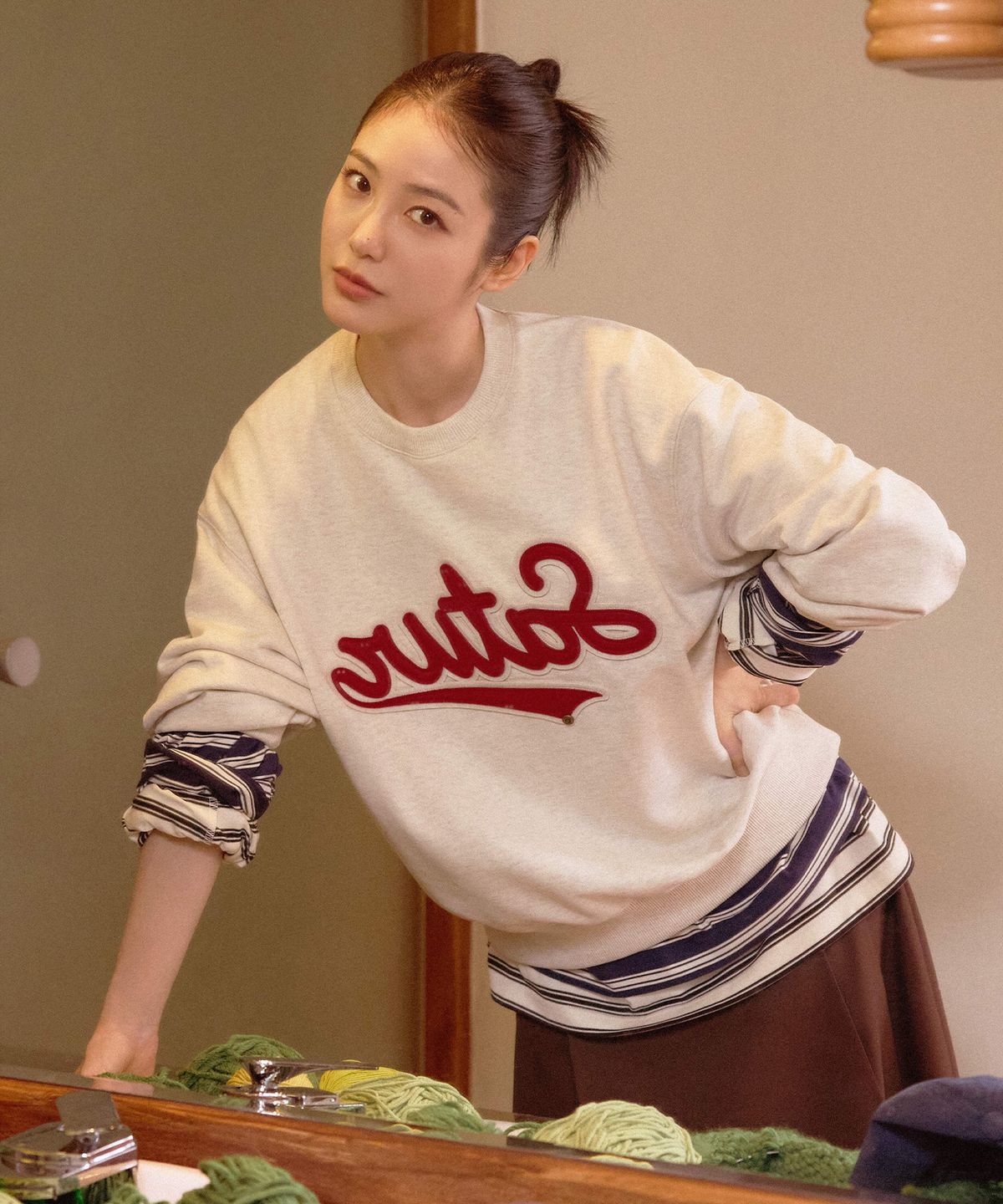 세터(SATUR) 루고 아플리케 스웨트셔츠 오트밀