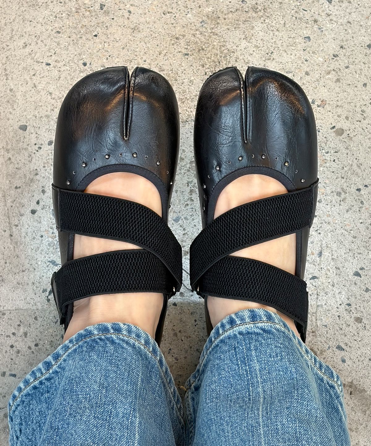 다이닛(DEINET) TABI POINT FLAT SHOES IN BLACK