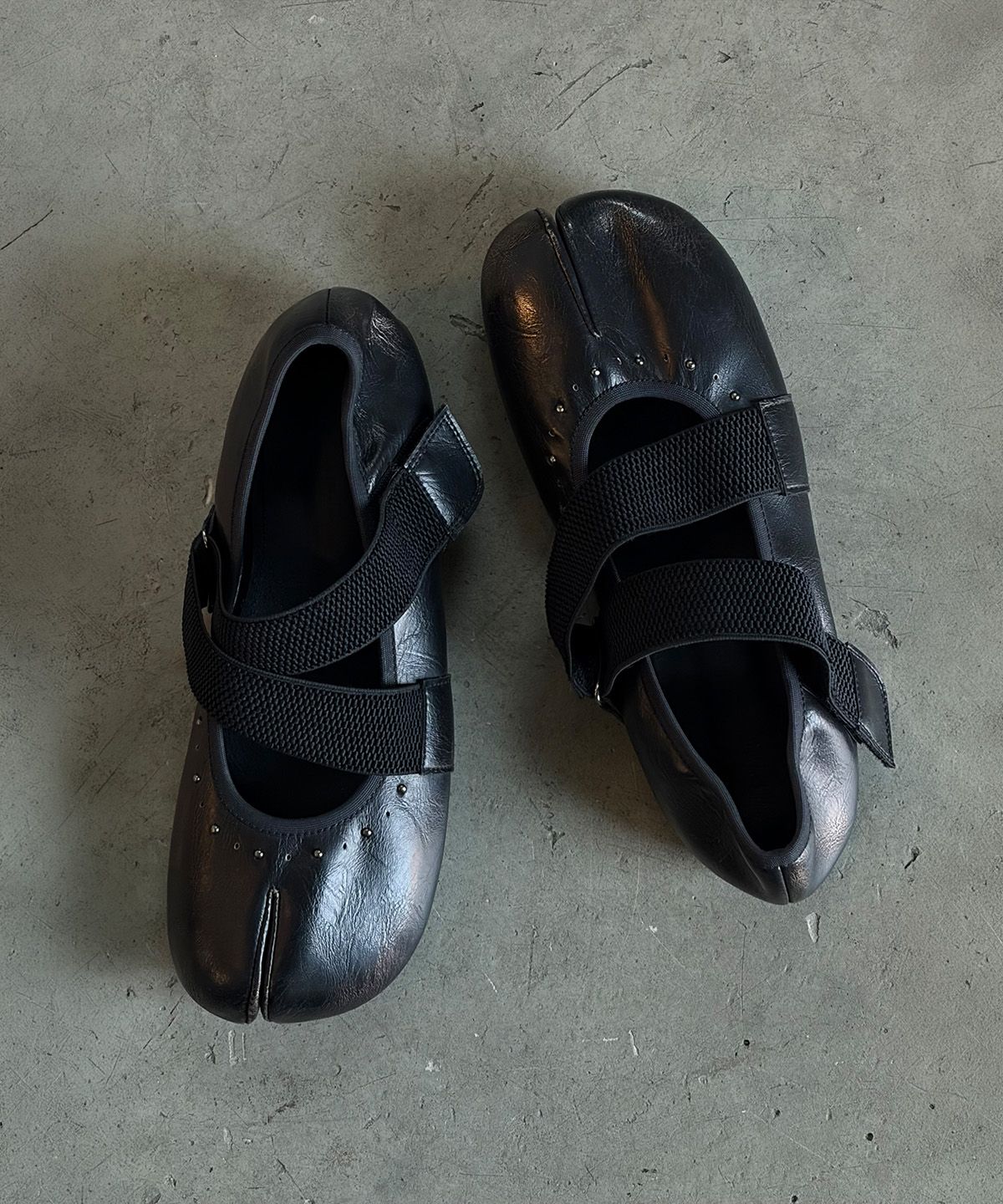 다이닛(DEINET) TABI POINT FLAT SHOES IN BLACK