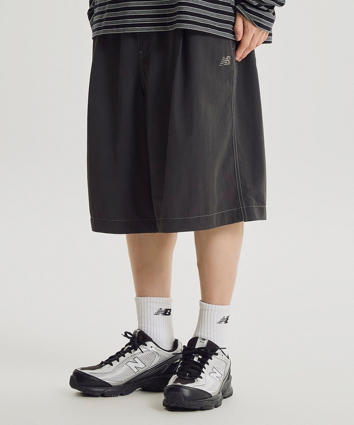 뉴발란스(NEW BALANCE) NBNVG31833 / UNI ESCAPE 6부 우븐 쇼츠 (CHARCOAL)