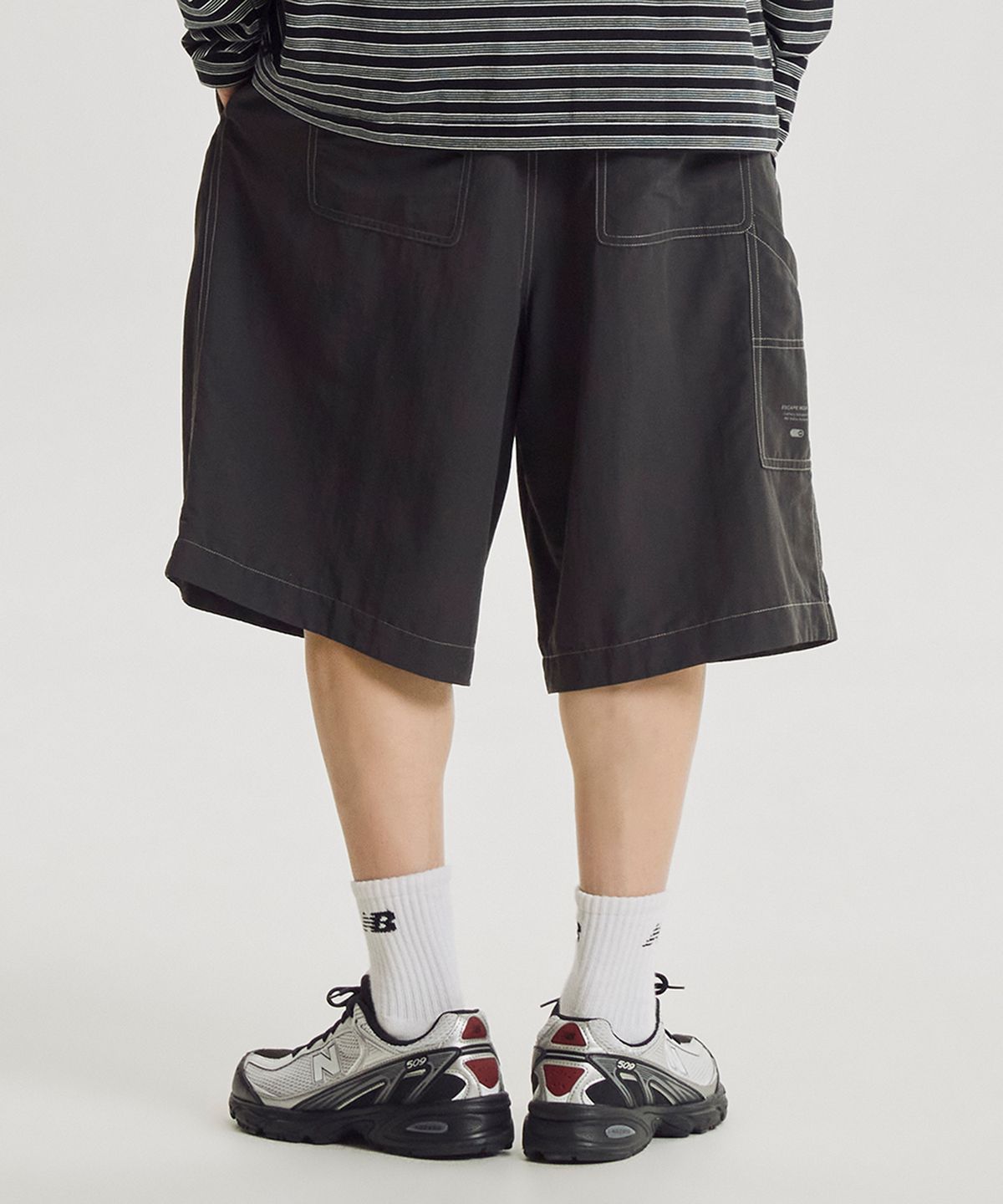 뉴발란스(NEW BALANCE) NBNVG31833 / UNI ESCAPE 6부 우븐 쇼츠 (CHARCOAL)