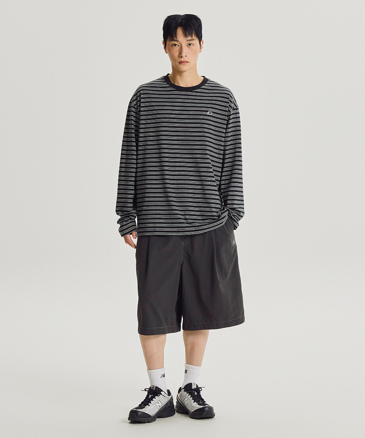 뉴발란스(NEW BALANCE) NBNVG31833 / UNI ESCAPE 6부 우븐 쇼츠 (CHARCOAL)
