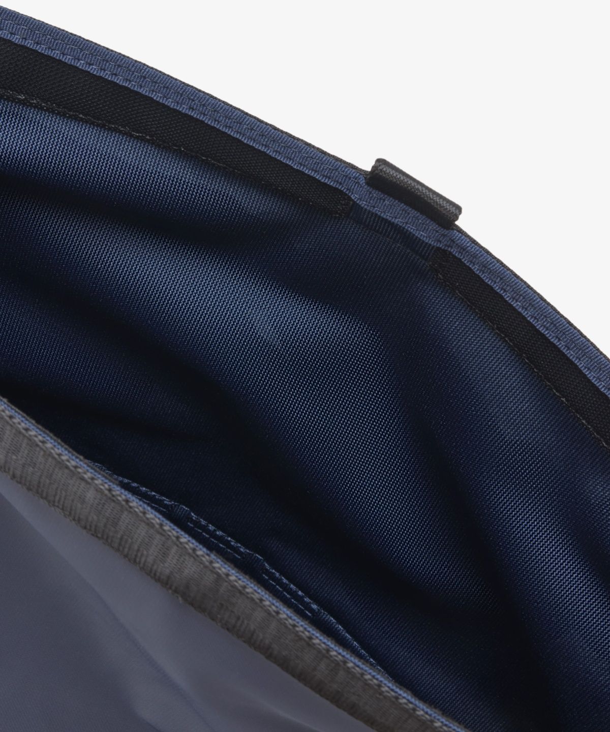 라코스테(LACOSTE) 남성 라코스테 인 모션 라지 메신저백 NH5438I56N 682