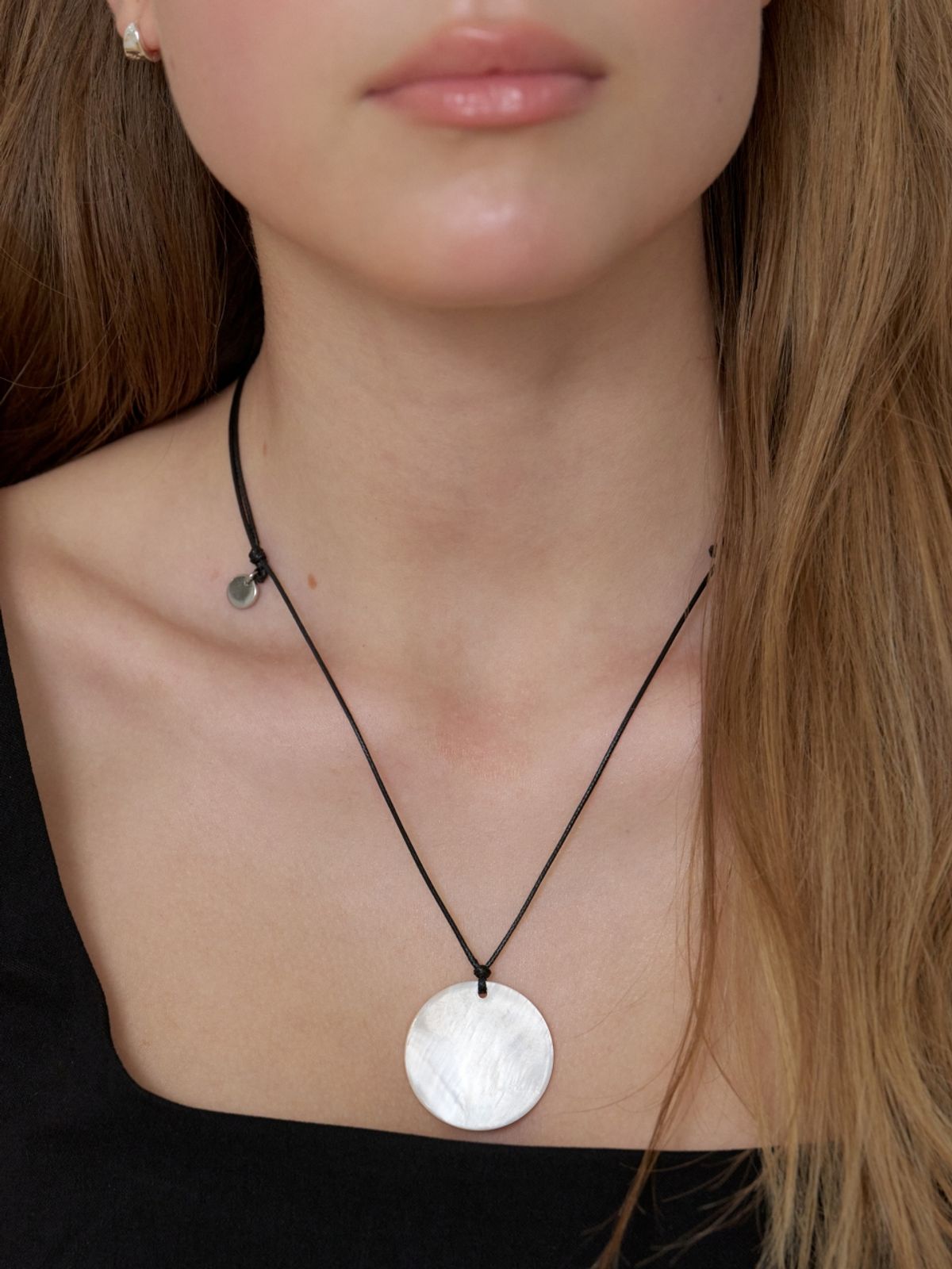 러브미몬스터(LOVE ME MONSTER) Moon Pearl Strap Necklace (L262MNK030)