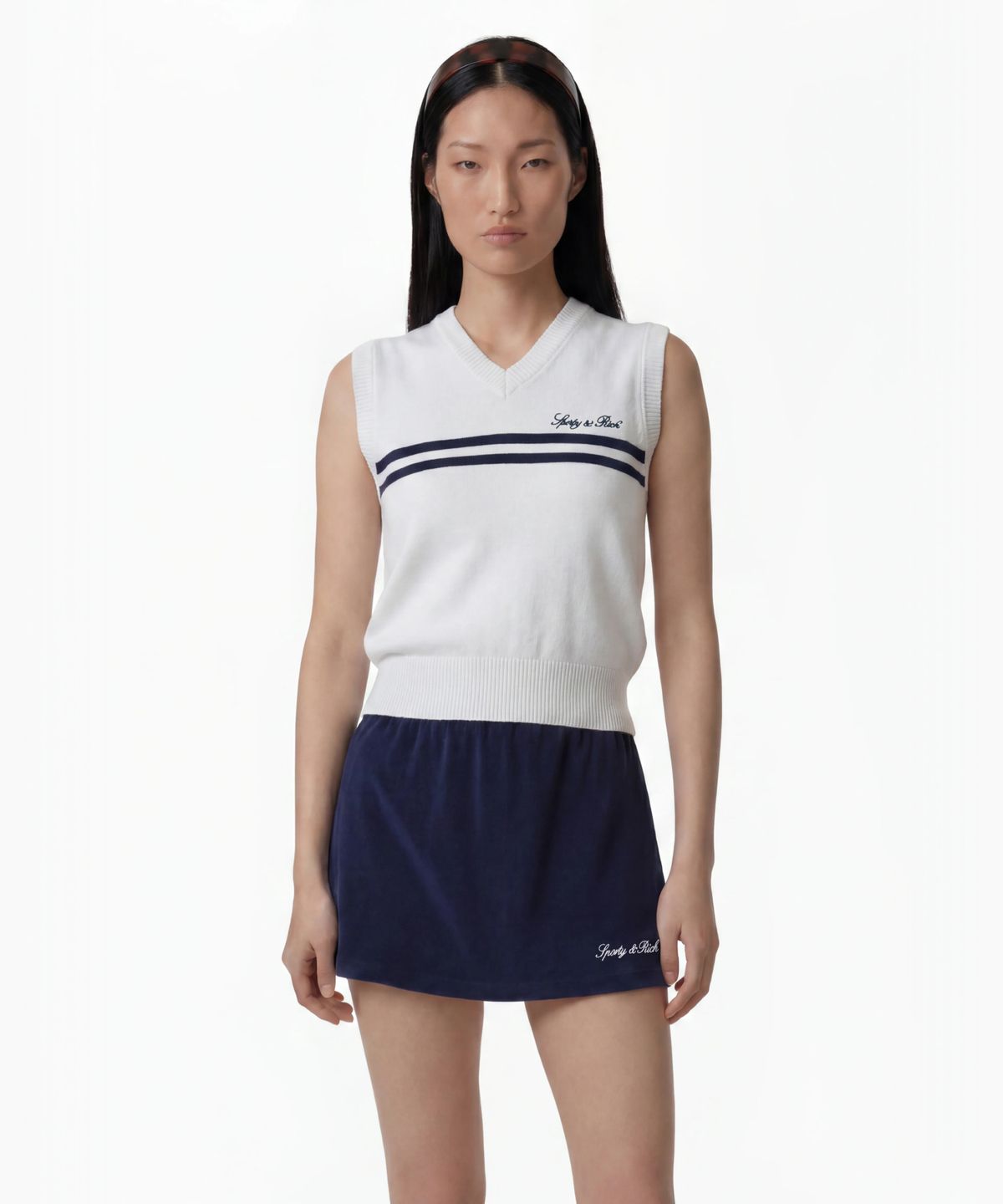 스포티앤리치(SPORTY&RICH) 시그니처 로고 니트 베스트 - 화이트 R265AWV004