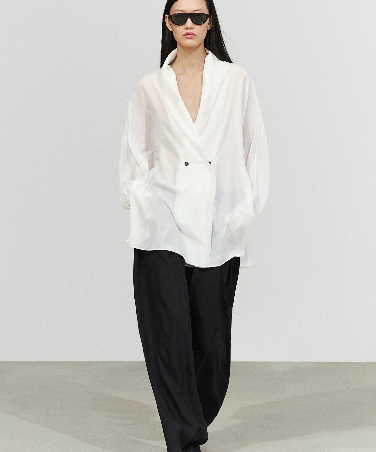 마시모두띠(MASSIMO DUTTI) 100% 실크 턱시도 스타일 플루이드 기모노