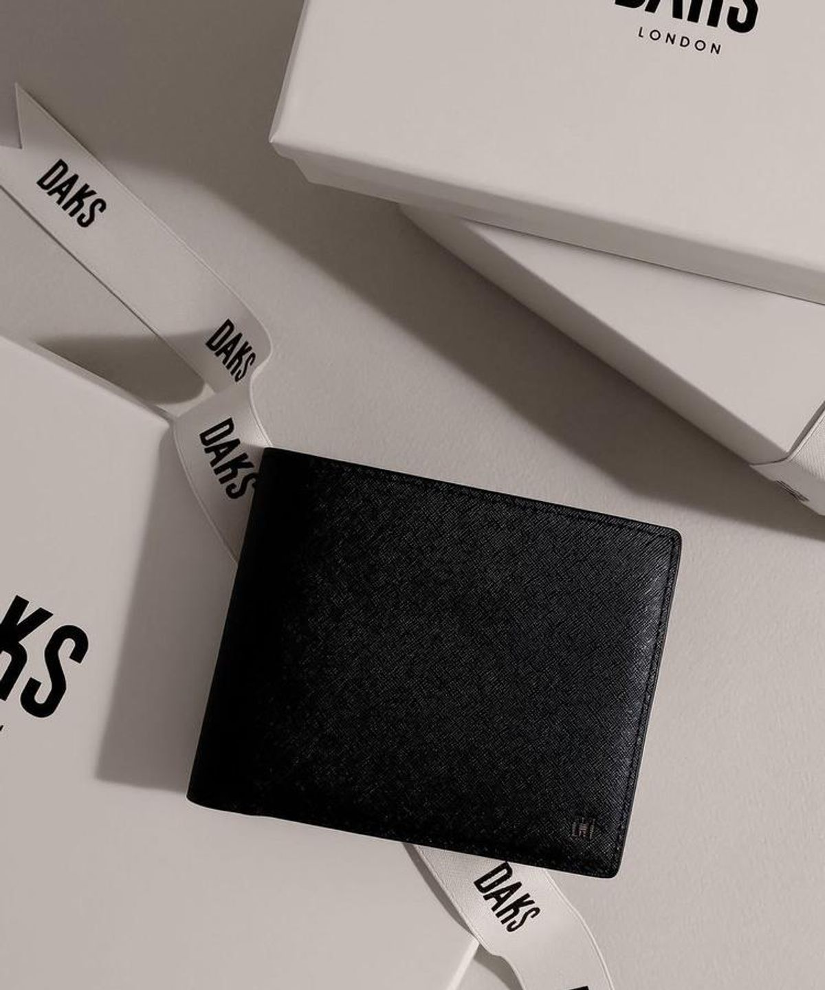 닥스 남성 액세서리(DAKS MEN'S ACCESSORIES) 블랙 가죽 미니 DD로고 내부 체크 패턴 라인 포인트 DBWA6F975BK