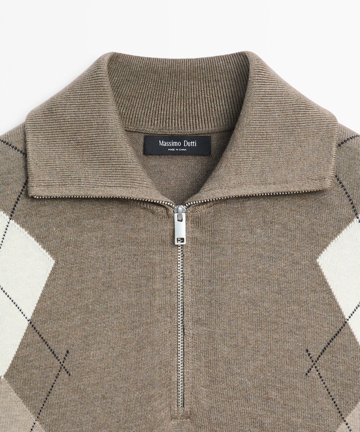 마시모두띠(MASSIMO DUTTI) 아가일 패턴 지퍼 모크넥 니트 스웨터