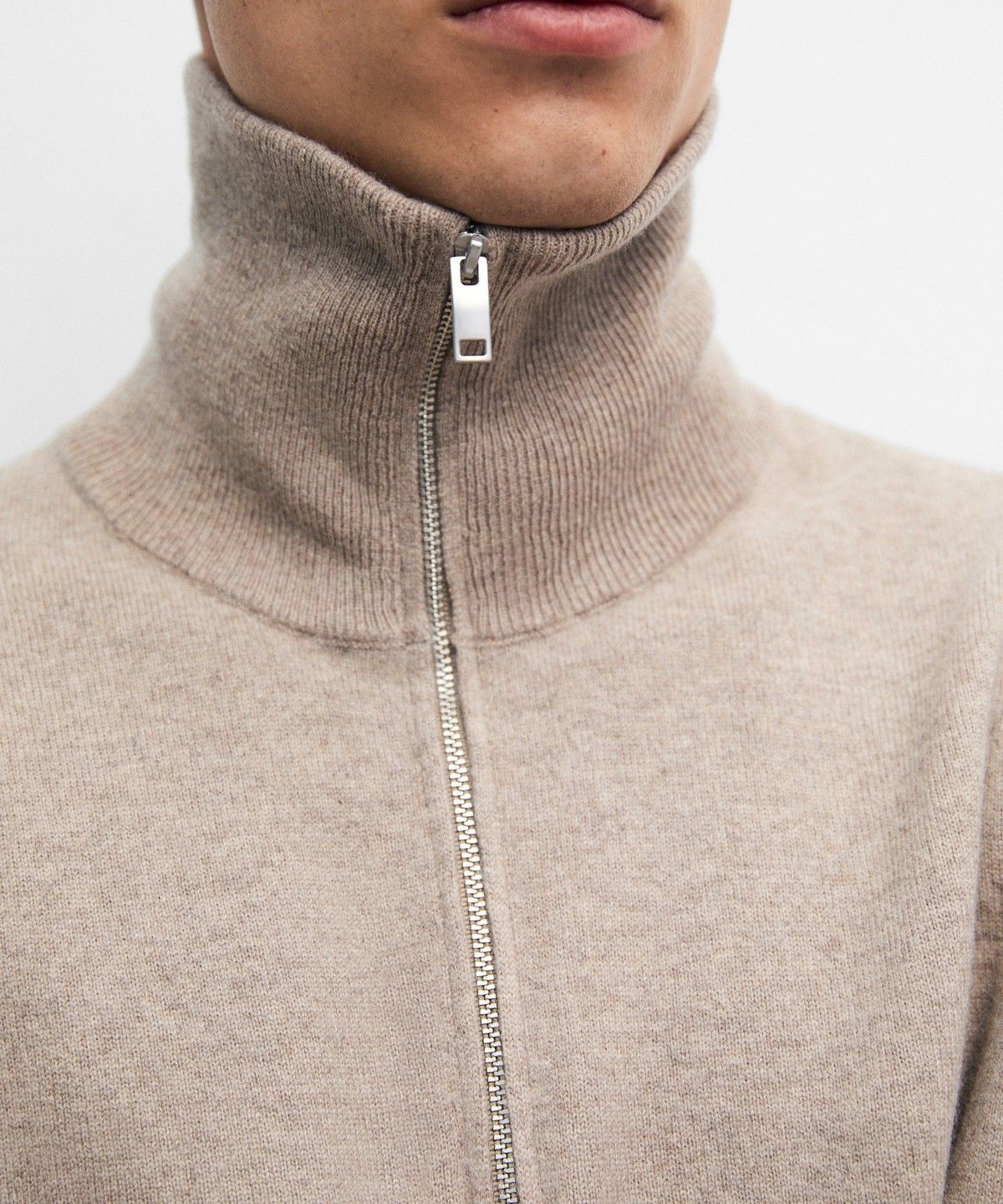 마시모두띠(MASSIMO DUTTI) 지퍼 디테일 모크넥 니트 스웨터