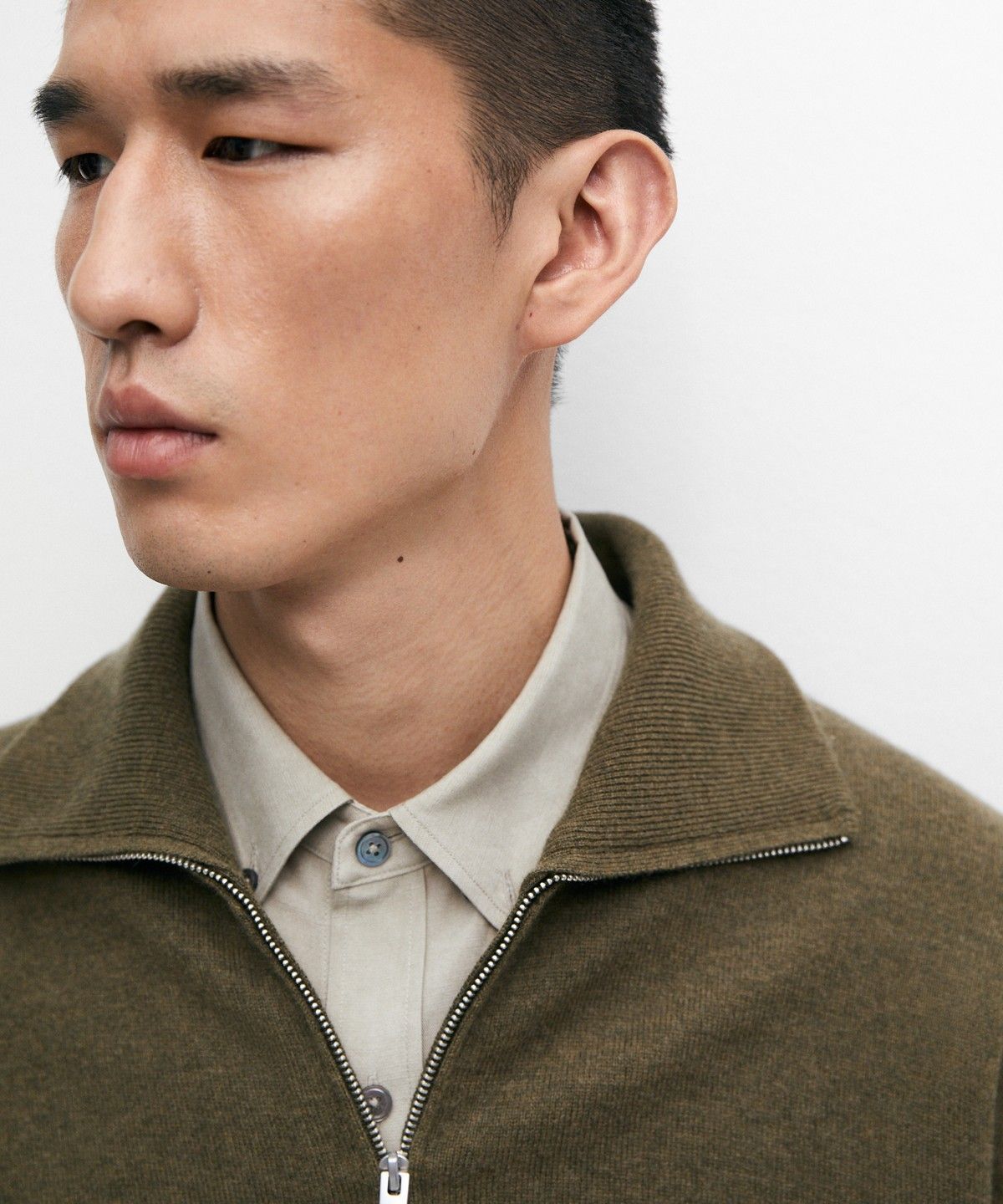 마시모두띠(MASSIMO DUTTI) 지퍼 디테일 모크넥 니트 스웨터