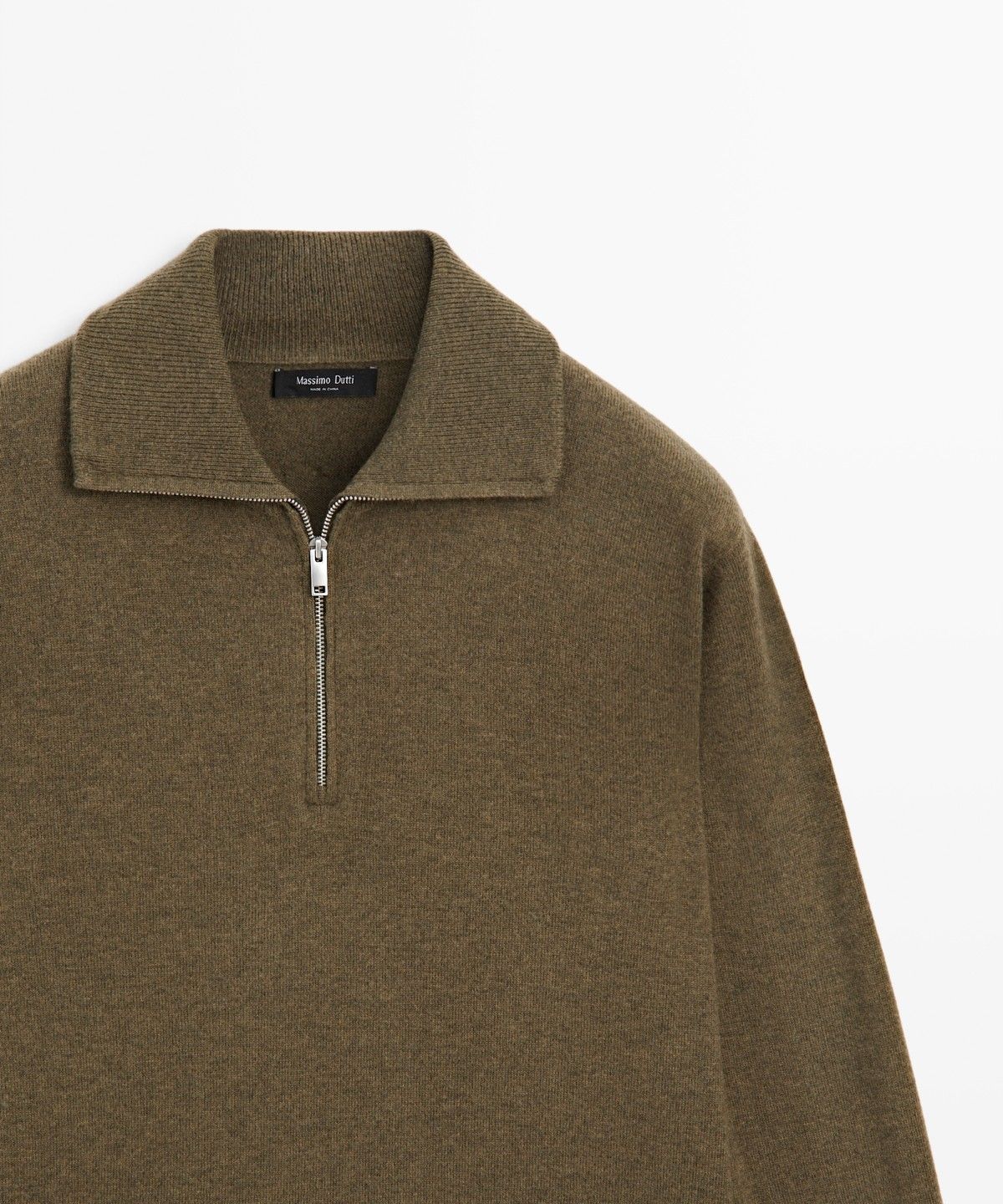 마시모두띠(MASSIMO DUTTI) 지퍼 디테일 모크넥 니트 스웨터