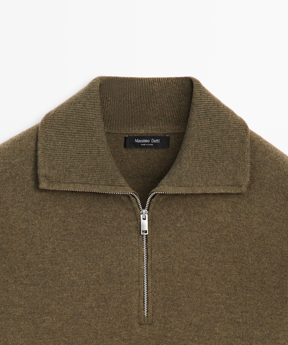 마시모두띠(MASSIMO DUTTI) 지퍼 디테일 모크넥 니트 스웨터