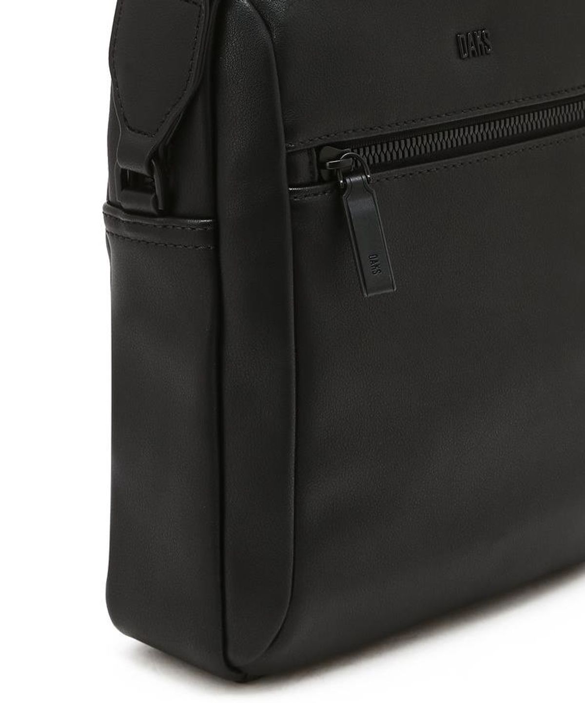 닥스 남성 액세서리(DAKS MEN'S ACCESSORIES) 블랙 로고장식 가죽 크로스백 DBBA6F003BK