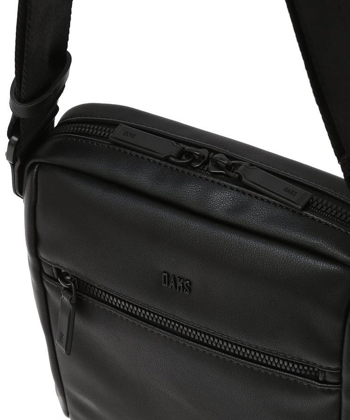 닥스 남성 액세서리(DAKS MEN'S ACCESSORIES) 블랙 로고장식 가죽 크로스백 DBBA6F003BK
