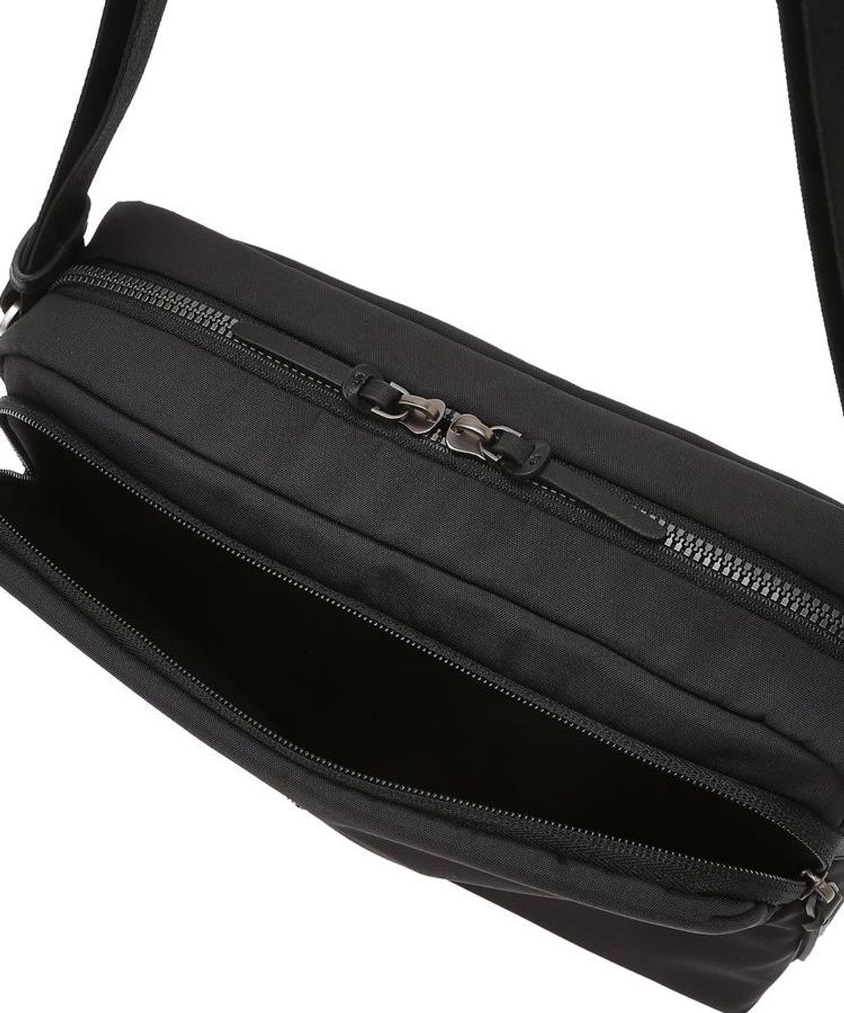 닥스 남성 액세서리(DAKS MEN'S ACCESSORIES) 블랙 로고장식 나일론혼방 크로스백 DBBA6FE20BK