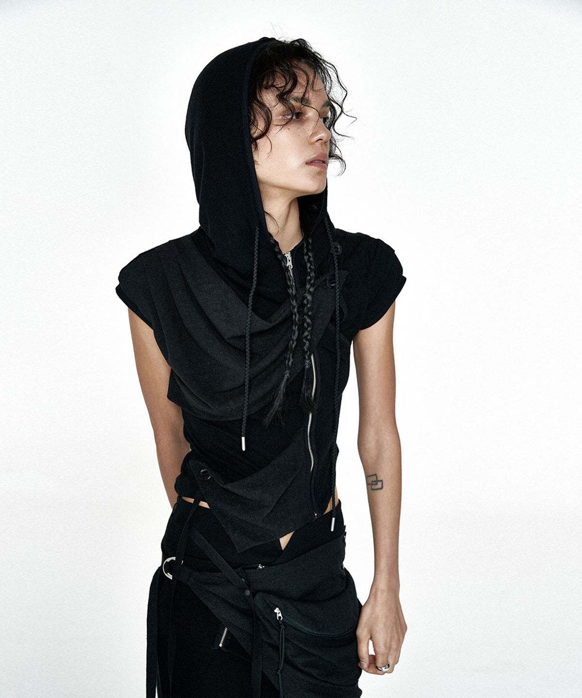 디프런티스(DIFFERENTIS) Drapery Hood Sleeve (BK)