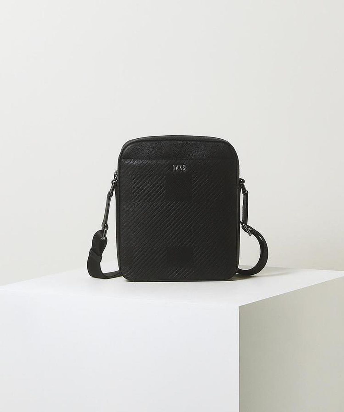 닥스 남성 액세서리(DAKS MEN'S ACCESSORIES) 블랙 하우스 체크 소가죽 크로스백 DBBA6F309BK