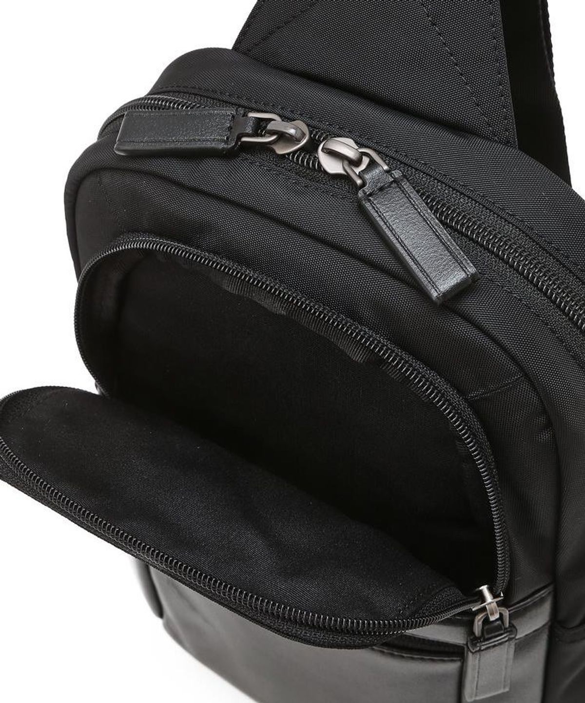 닥스 남성 액세서리(DAKS MEN'S ACCESSORIES) 블랙 로고장식 가죽 슬링백 DBBA6F010BK