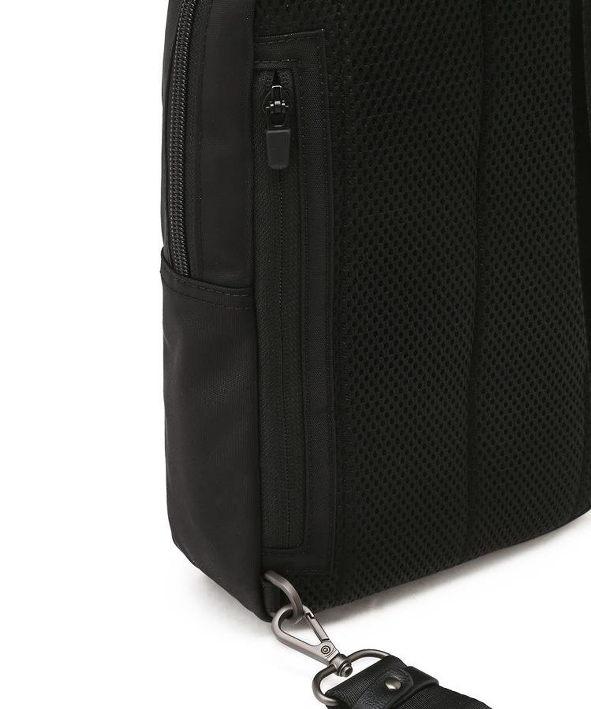 닥스 남성 액세서리(DAKS MEN'S ACCESSORIES) 블랙 로고장식 가죽 슬링백 DBBA6F010BK