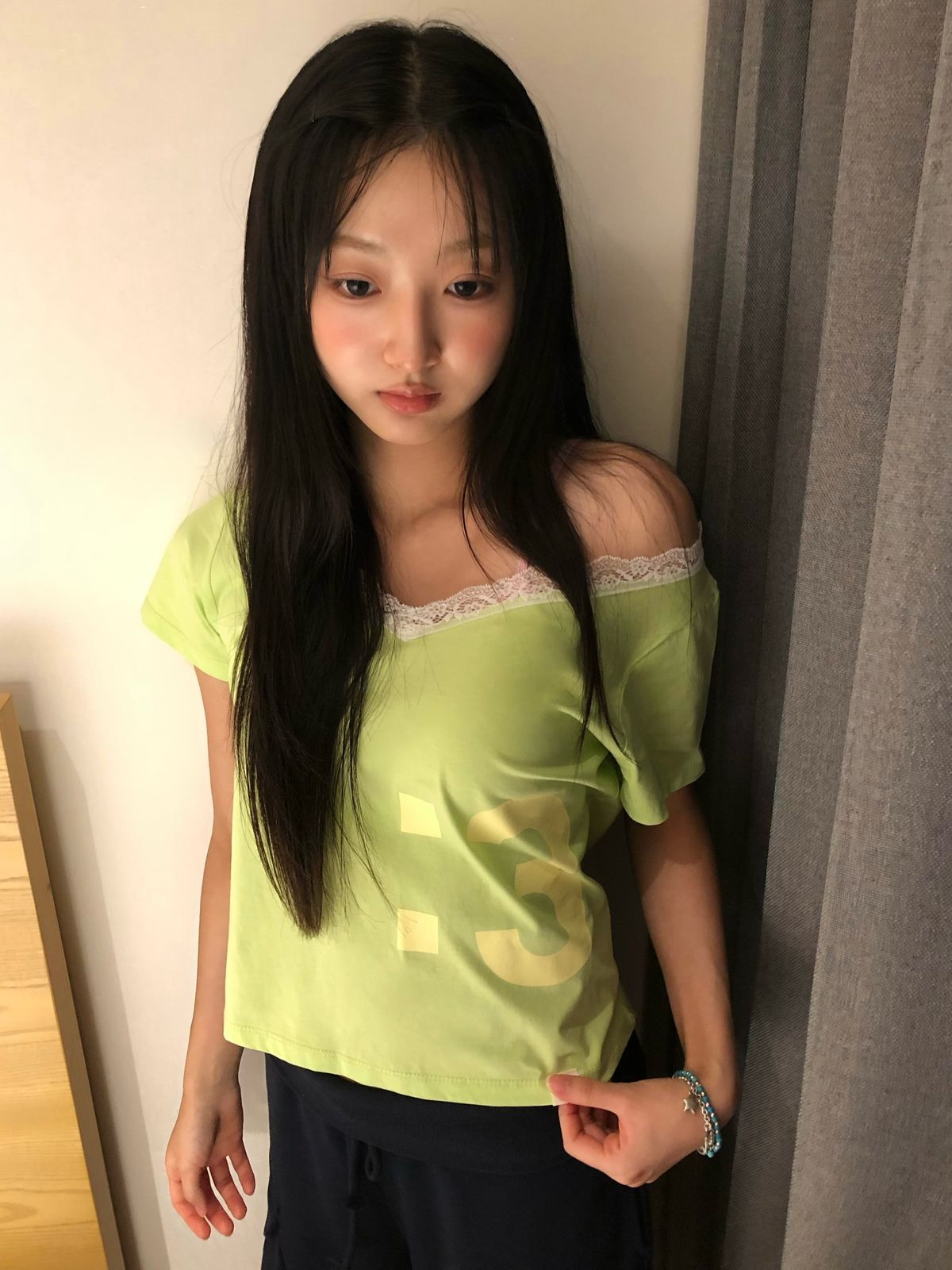 로액슈얼(LO AXUAL) 뮤 레이스 트리밍 브이넥 티셔츠_라임
