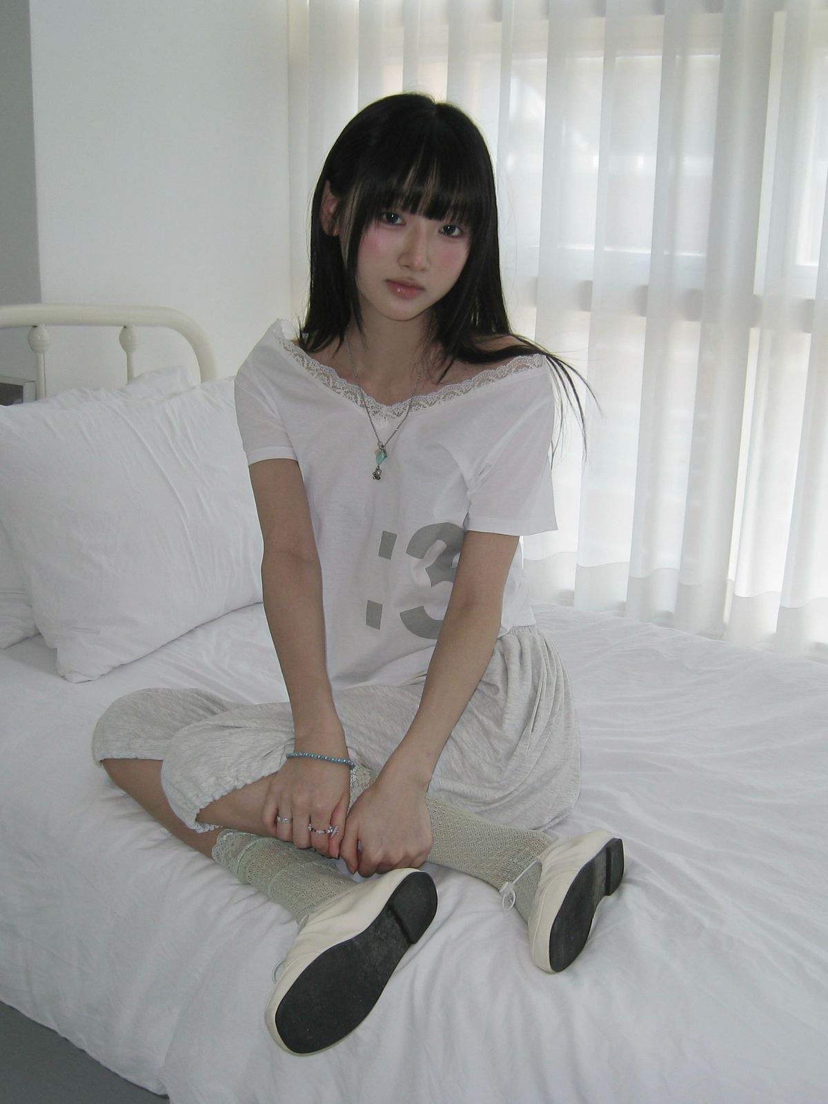 로액슈얼(LO AXUAL) 뮤 레이스 트리밍 브이넥 티셔츠_화이트