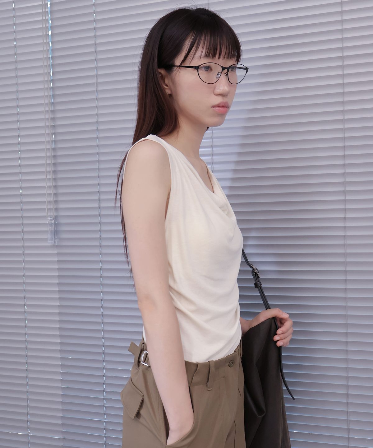 요로코비(YOROKOBY) 드레이프 셔링 민소매 티셔츠 크림