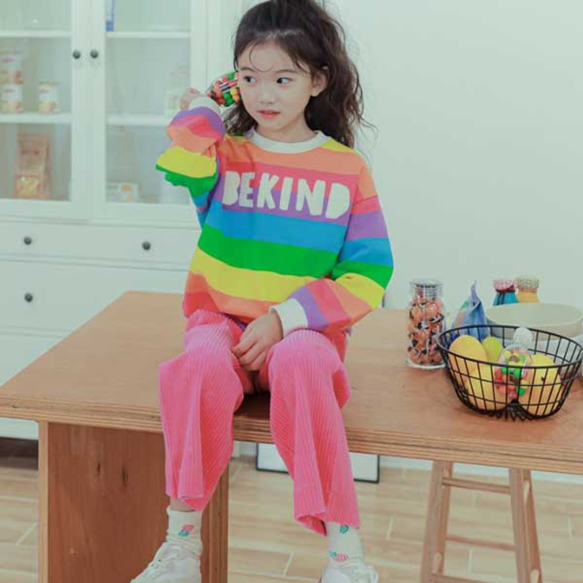 아이러브제이(I LOVE J) Y. 비카인드 레인보우 맨투맨 티 JUFTO26