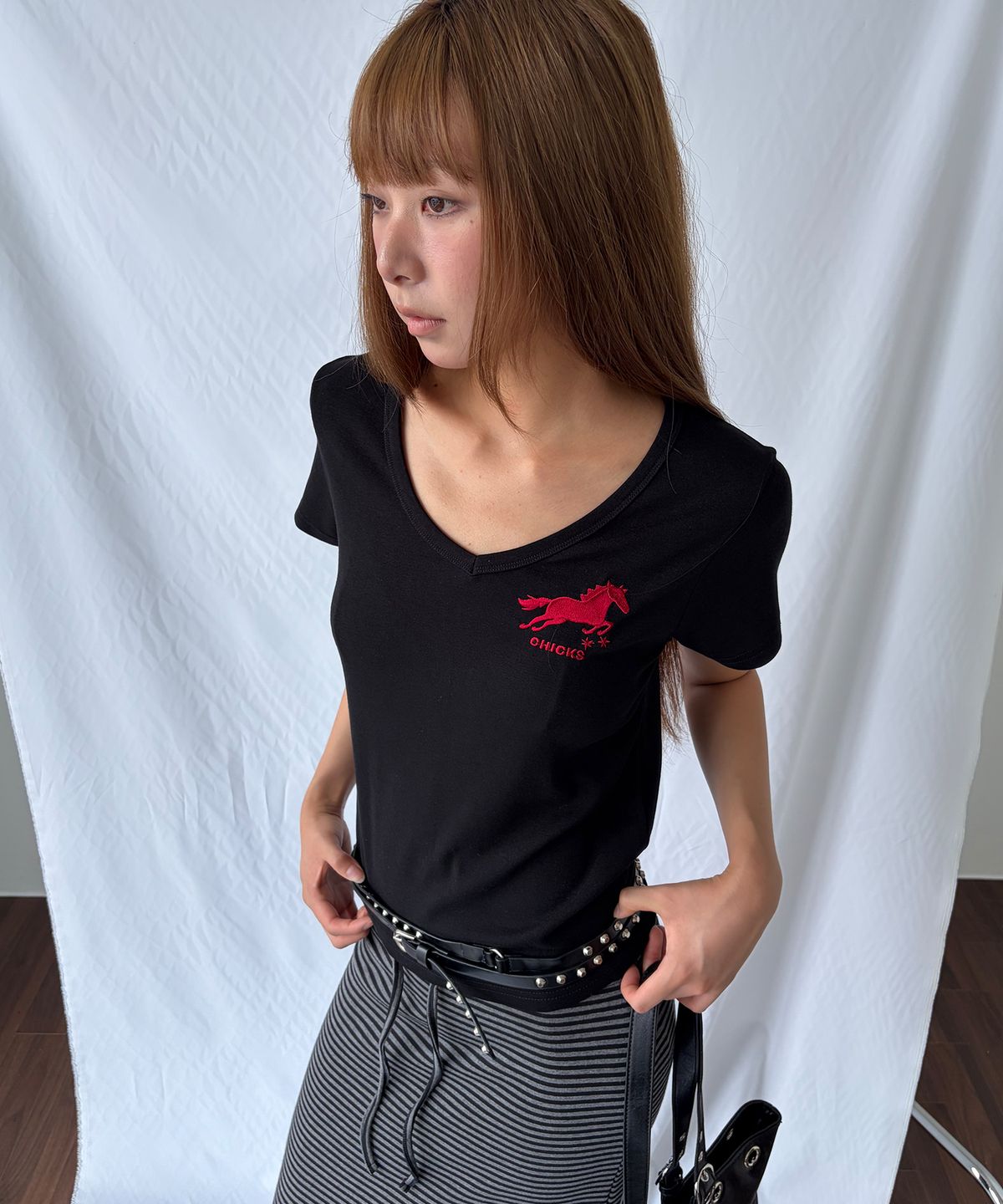칙스(CHICKS) 홀스 자수 브이넥 슬림 반팔 티셔츠 블랙