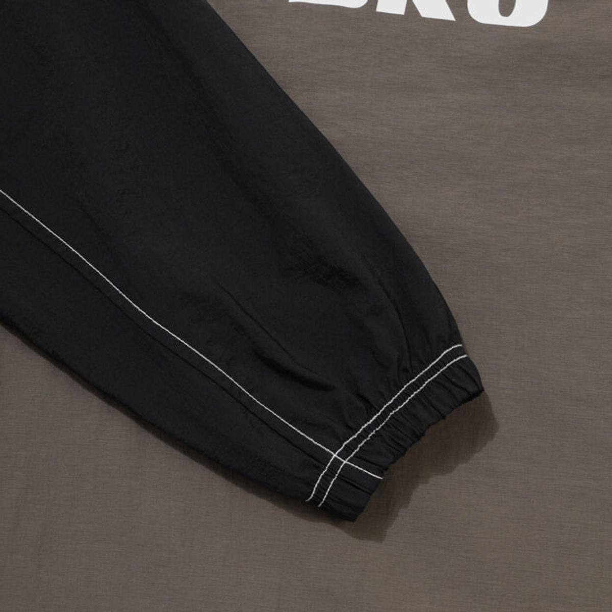 엄브로(UMBRO) 크리스피 타슬란 긴팔 피스테 브라운 UR324CWT92