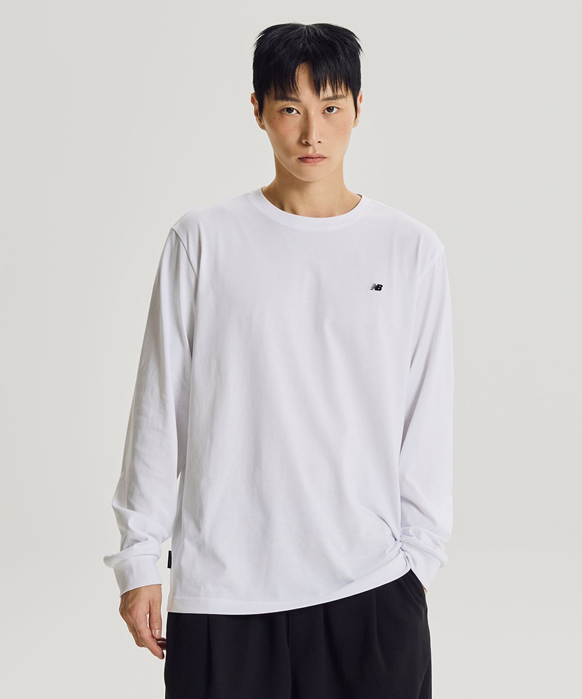 뉴발란스(NEW BALANCE) NBNDG31803 / UNI 에센셜 클래식 긴팔티 (WHITE)