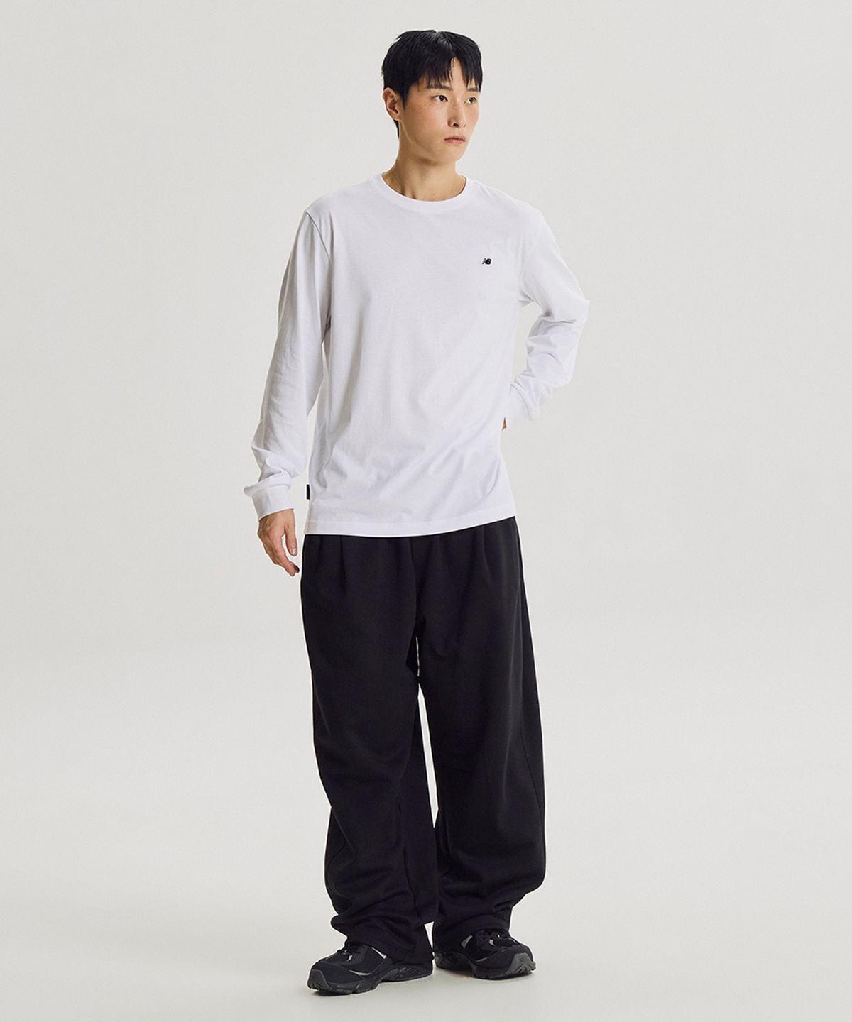 뉴발란스(NEW BALANCE) NBNDG31803 / UNI 에센셜 클래식 긴팔티 (WHITE)