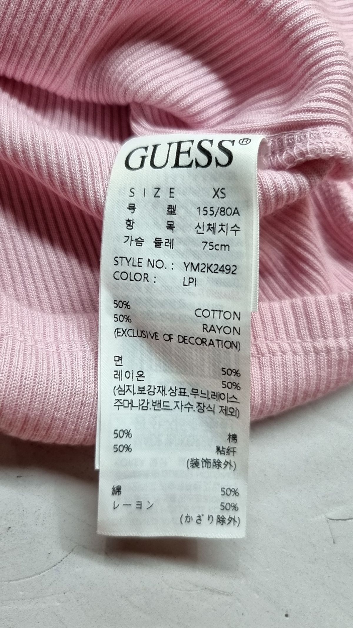 게스(GUESS) 여성 립 배색 크랍 반팔티 XS