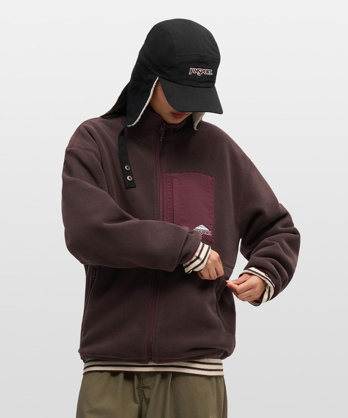 잔스포츠(JANSPORT) 로고 플리스 자켓 BROWN