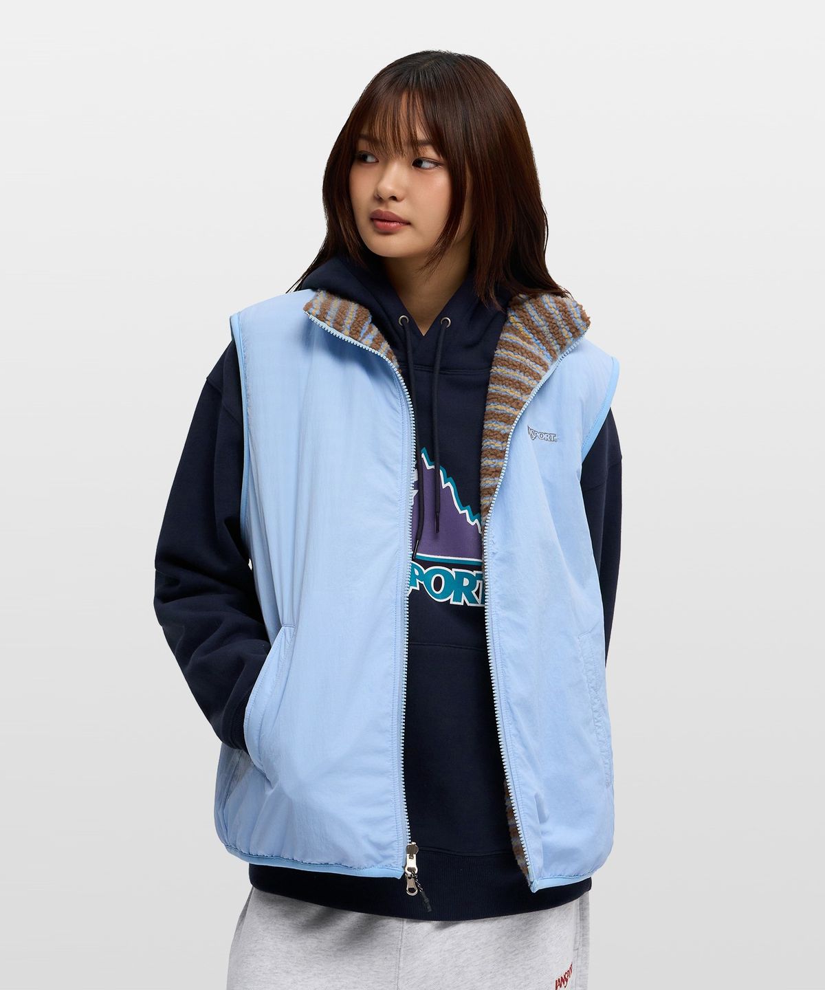 잔스포츠(JANSPORT) 로고 패턴 플리스 리버서블 베스트 BROWN