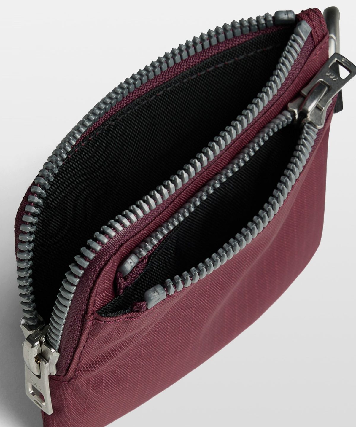 잔스포츠(JANSPORT) 베이직 로고 파우치 키링 BURGUNDY